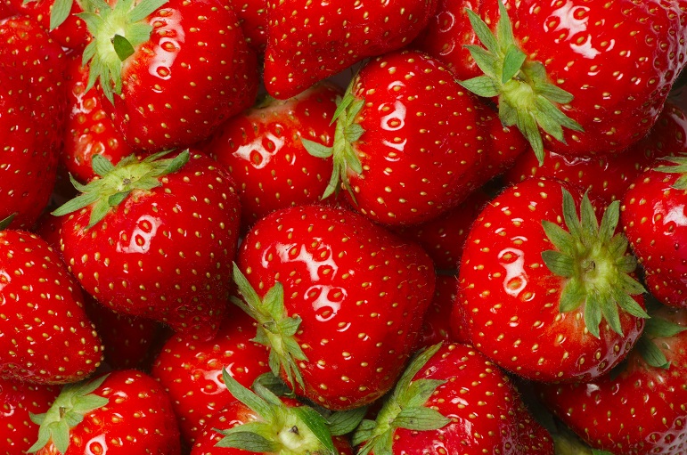 Benefits of strawberry for the skin during summer