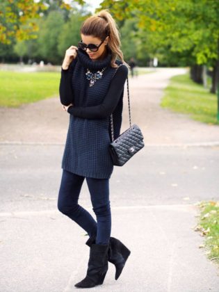 Casual Necklace With Sweater Styling In Winter Season